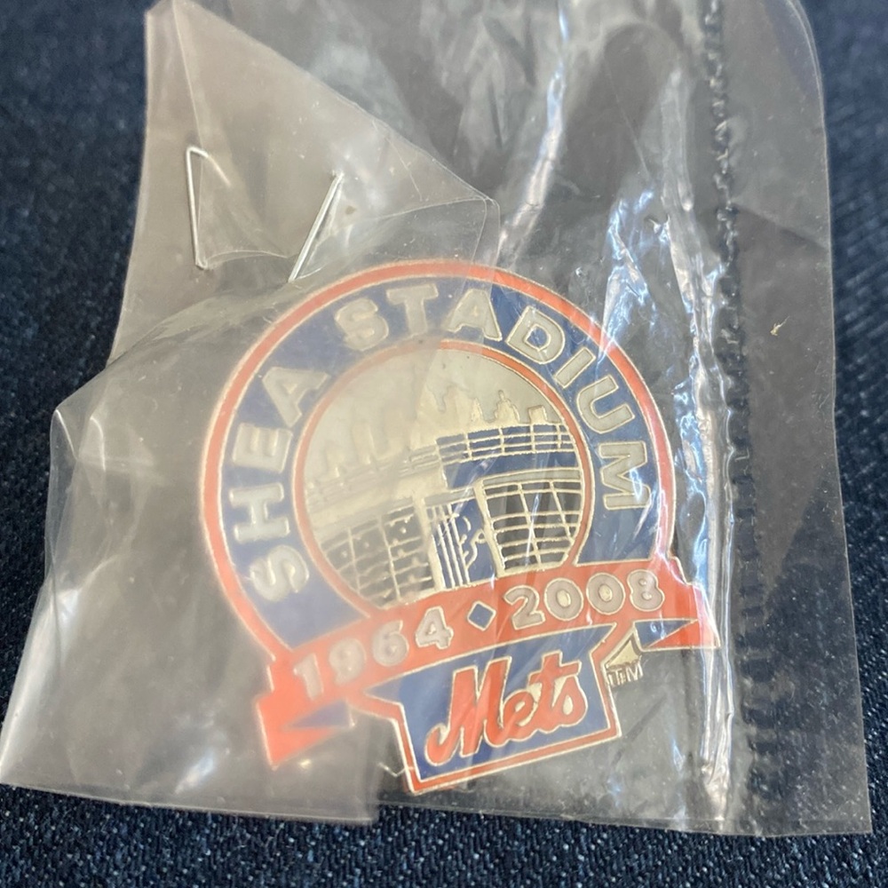 New York METS Shea Stadium 1964-2008 Pin MLB. STILL IN PLASTIC BAG.